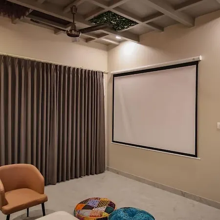 Saiba Outhouse- 4 Bed Room- Pool- Theatre- Partyhall- Garden & Terrace Sitting Area